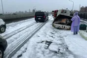 影/華江橋慘變「下雪了」！布滿沙拉脫白泡沫　驚險滑溜直擊