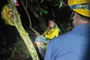 亞泥花蓮礦區員工摔落邊坡受困　23名警消冒雨徒步救援