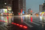 嘉義斑馬線「LED燈條」同步亮燈　網驚呼：太前衛了