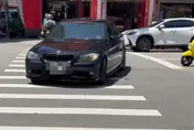 BMW車貼警友證！違停嗆人「催油門撞人」　荒唐行為全錄下