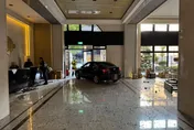 影/醉男載3歲兒駕車撞進社區大廳　落跑躲工地被逮