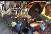影/公車拋錨…墨乘客竟持「保溫瓶怒砸司機」　他當場昏迷命危