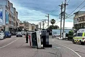聞妻送醫...台中男心急趕醫院　竟「親手撞翻載她的救護車」