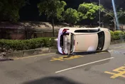 高雄凌晨巨響！30歲男恍神撞碎安全島　車輛90度翻覆