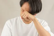 別輕忽！67歲男眼皮下垂就醫　醫生憂「恐是癌症前兆」