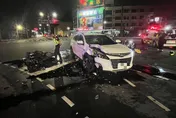 高雄死亡車禍！紅牌重機男撞轎車「整輛全毀」送醫不治