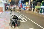 影/板橋驚悚事故！2機車碰撞「噴飛10公尺、騎士一度昏迷」