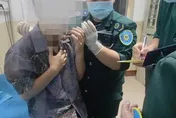 影/恐怖！與同事爆口角　陸男慘遭「多根燒烤簽插脖」