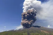 義大利埃特納火山噴發！火山灰衝天數公里高　遊客狂奔逃命