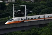沒家教猴子闖高鐵！大鬧商務車廂「荒唐行徑」令人傻眼