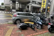 影/高齡肇事女版！台南嬤「暴衝撞8車」變形現場直擊