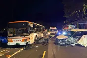 新北公車出事！慘遭昏沉女開車撞擊、「車頭全毀」現場直擊