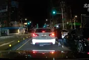 綠燈不走起爭議？賓士男烙同夥下車叫囂　還闖燈追有夠危險