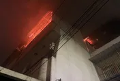 影/台南透天厝大火！驚悚「四面延燒」整棟一片紅