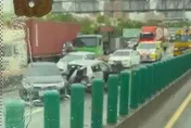 影/高雄國1末端「5車連環追撞」全線封閉、傷亡不明