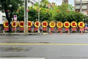 影/超社死！楠梓國中家長11座「莊嚴花圈」祝獨生女畢業