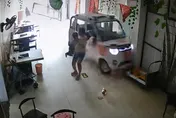 影/車輛失控衝店內...陸女童神反應　勇救1歲妹畫面曝光