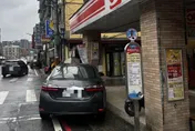 影/基隆轎車暴衝撞斷瓦斯管線　肇事駕駛棄車逃逸