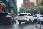 影/北市多元計程車與2保時捷擦撞　3車受損幸無人傷