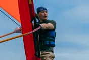 落水50次！李銘順、李銘忠澎湖挑戰風帆　自嘲：年紀大了很喘