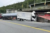 影/台2線石城車站槽罐車撞貨車！雙撞民宅　3傷1受困