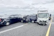 影/國1五楊高架8車連環撞　肇事車未保持安全距離釀禍