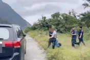 抓到了！宜蘭BMW男撞女業務搶金飾　狼狽落網畫面曝
