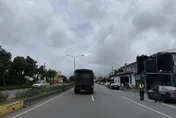 路霸式變道！「八軍團軍卡」擦撞特斯拉　驚險瞬間曝光