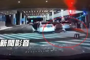 車走、乘客留！白牌車駕駛闖燈催油門　她滾出來踉蹌跌跤