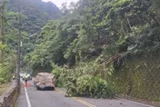 烏來山區嚴重坍方意外　巨石崩落占雙線車道
