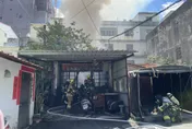 高雄楠梓區火警...全面燃燒！　8旬翁救出命危送醫搶救中