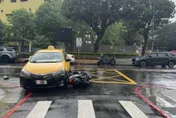 影/三重計程車擦撞機車　騎士噴飛受傷送醫