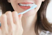 刷牙後馬上漱口錯了？　牙醫：會沖走保護層