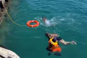 影/嚇人！屏東火爆姨甥碼頭邊大吵墜海　海巡人員下水搶命
