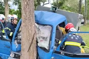 影/77歲翁開小貨車撞樹「斷腿＋滿臉血」　消防員剪門救命
