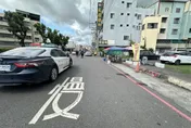 高雄鳳山車禍釀1死　69歲男重機變換車道撞轎車身亡