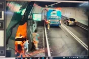 影/雪山隧道重大車禍！國道客運、大小車撞一團　驚悚直擊