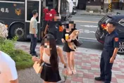 影/養眼片！高雄鼓山賭場抄30人　兩長腿妹抱狗拼一把