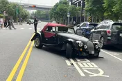 影/幫車主開去保養！內湖500萬英國Morgan仿古車失控撞2車