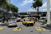 影/新北計程車高速闖紅燈衝撞2車　機車騎士傷重不治