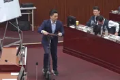 電動滑板車能上路？蔣萬安議場內試騎很上手