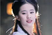 劉亦菲傳遭同劇演員「襲胸撕衣」　崩潰哭訴「人太多」找嘸兇手