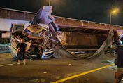 影/內湖交流道「滿載瀝青砂石車」撞裂分隔島　駕駛慘死