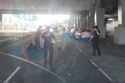 獨/桃機二航廈白牌車司機違法攬客　竟撞飛取締員警逃逸