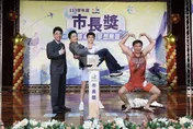 蔣萬安獻出人生首次公主抱　釣出爆紅畢業生本尊「揭1暖心原因」
