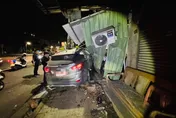 影/高雄少年無照開車暴衝「撞爛民宅」　同車友人還藏毒
