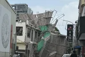 影/竹北透天宅整修鷹架突倒塌　鄰宅遮雨棚損毀
