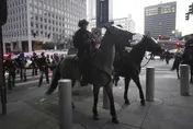 影/洛杉磯市區宵禁生效！「大批警力集結」震撼畫面曝