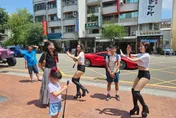 國中畢典校門外辣妹跳鋼管舞！台中家長「幫兒慶祝」惹議