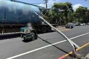 苗栗曳引車水泥槽勾到電纜線　路旁燈桿「直接腰斬」